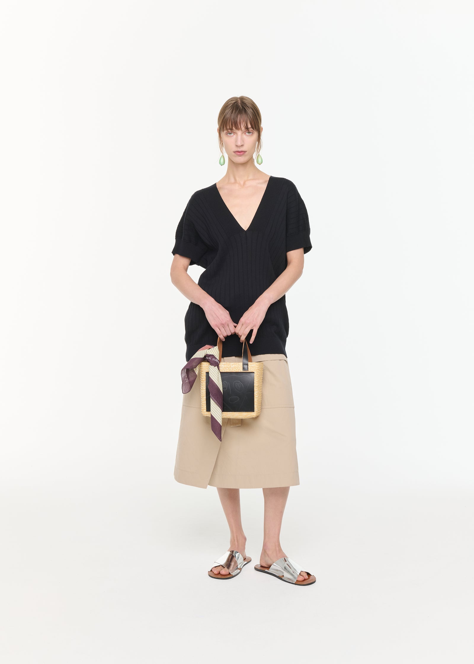 Vネックリブニット