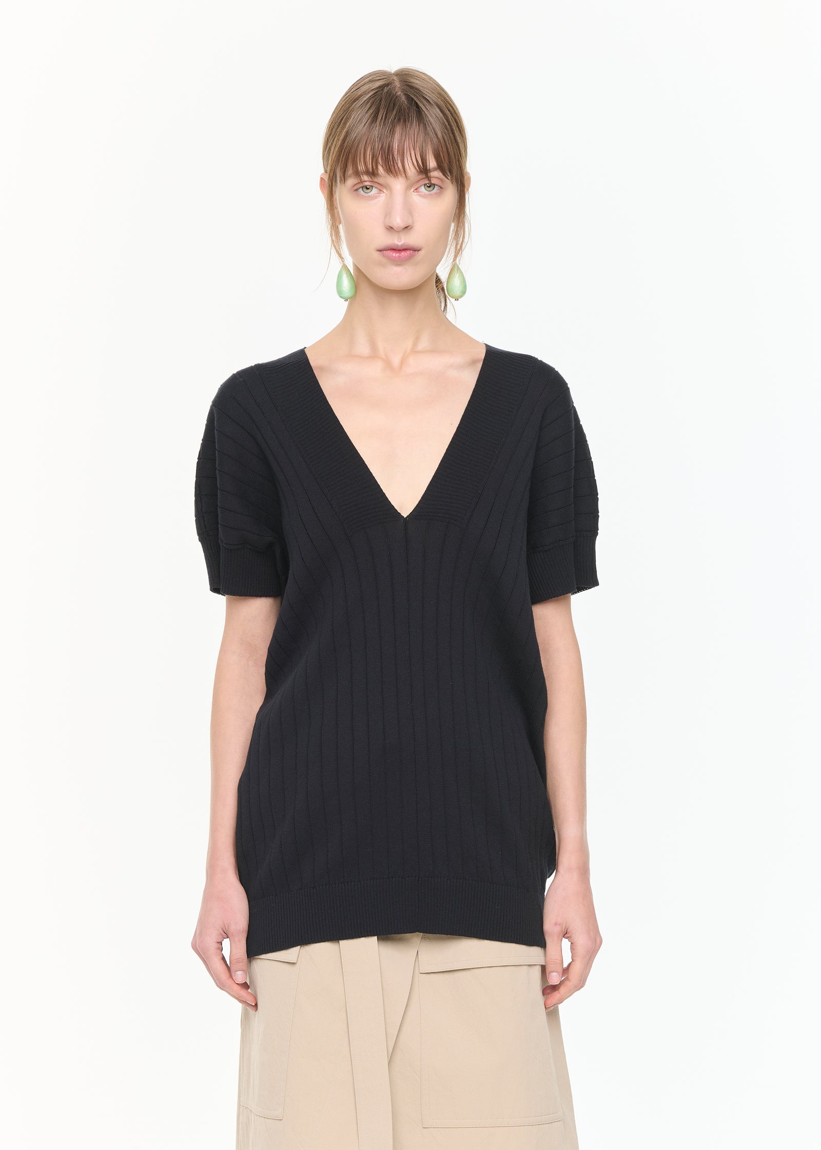 Vネックリブニット