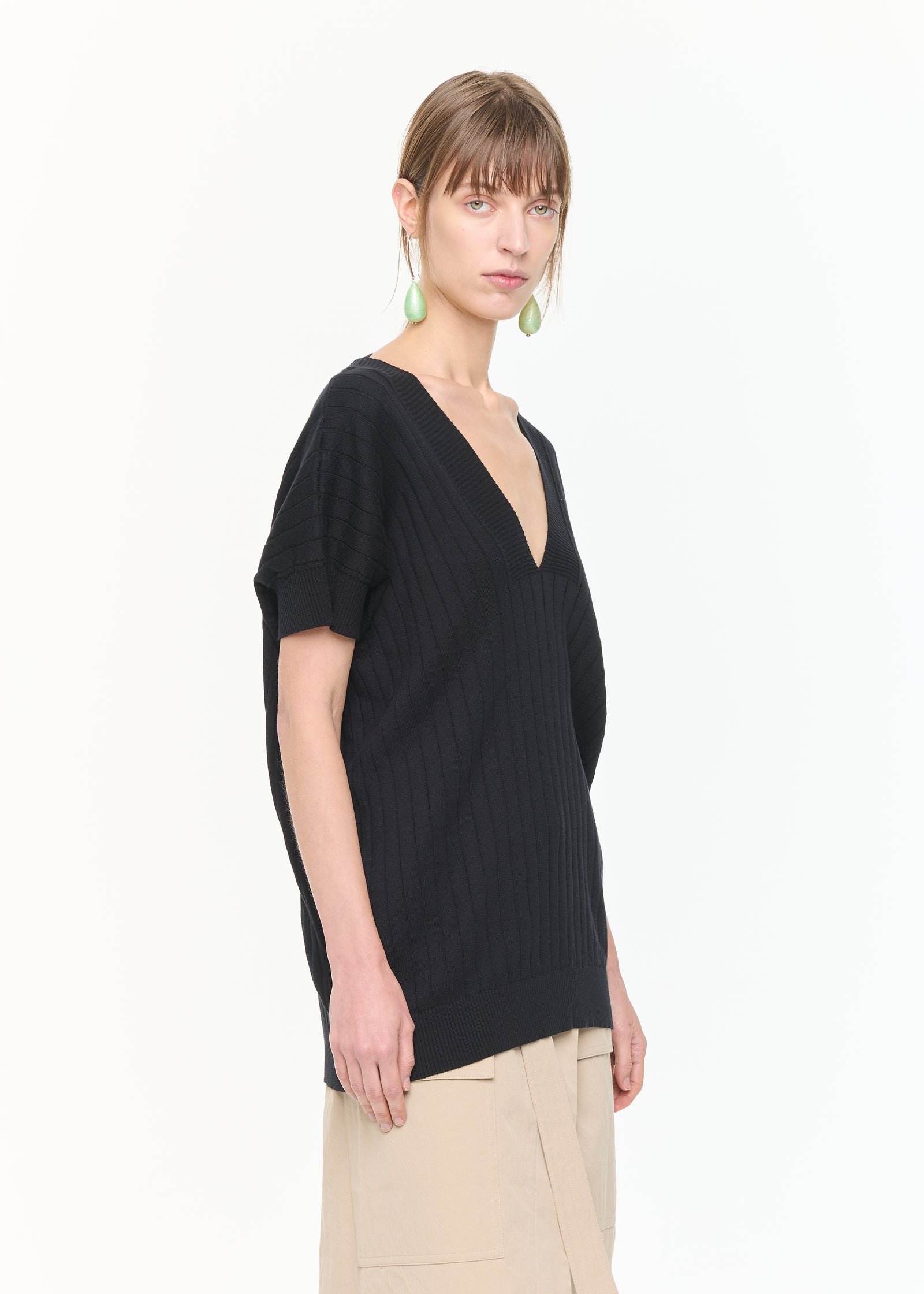 Vネックリブニット