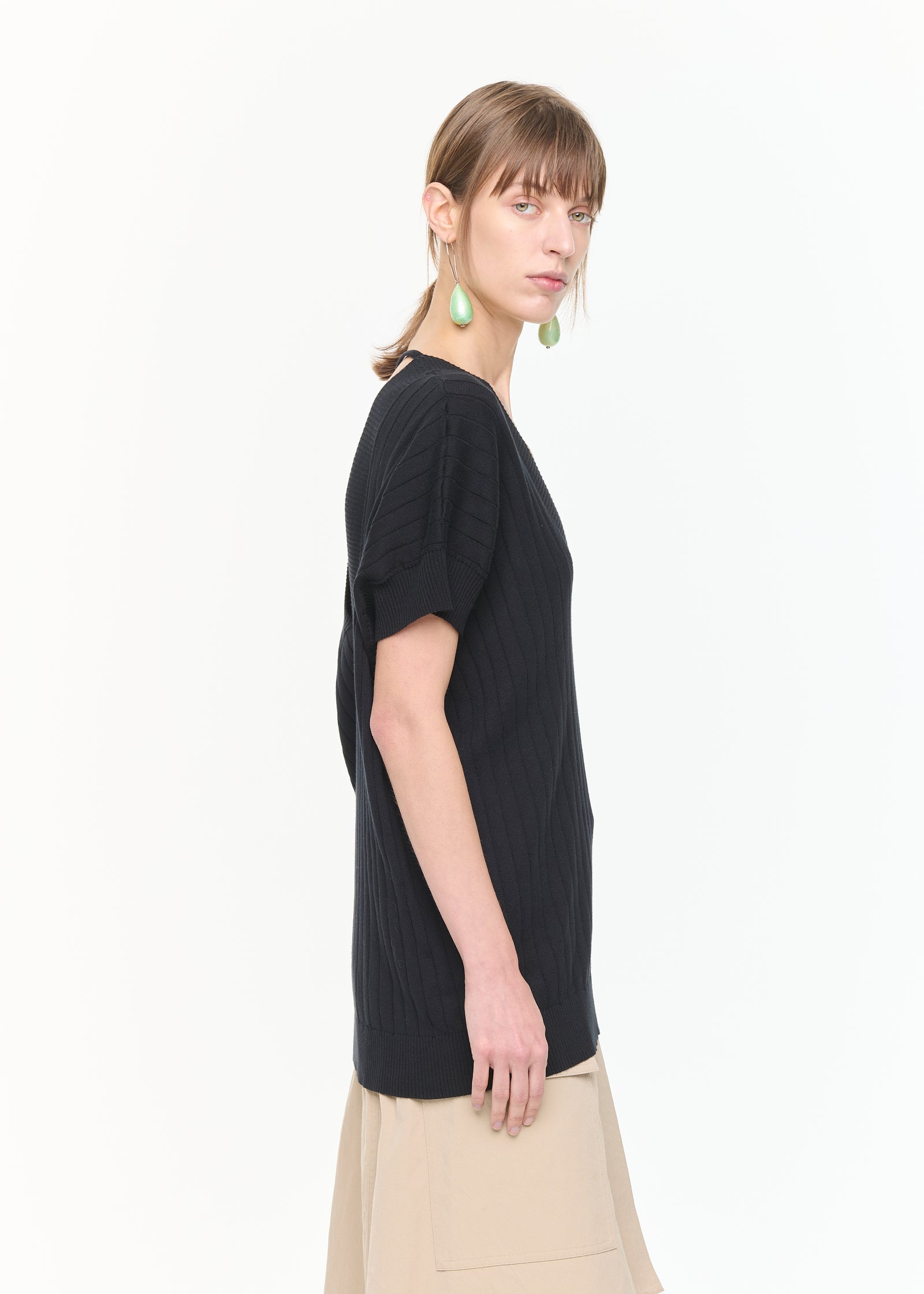 Vネックリブニット