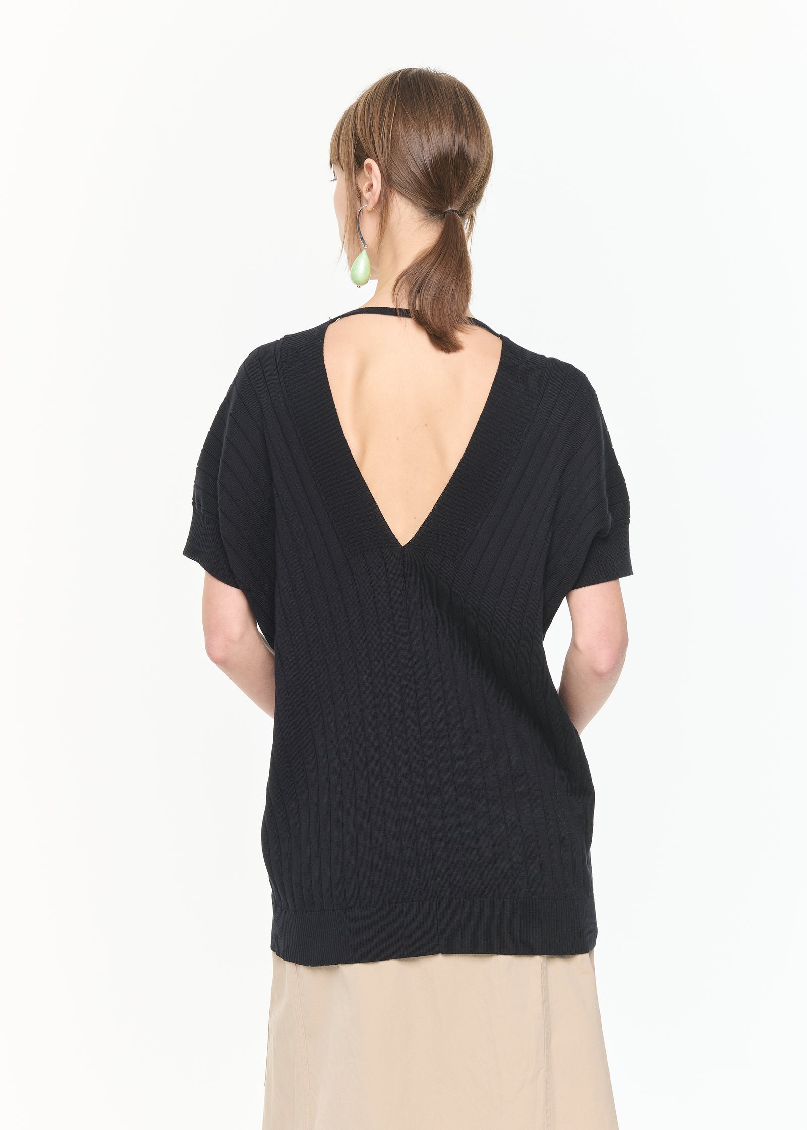 Vネックリブニット