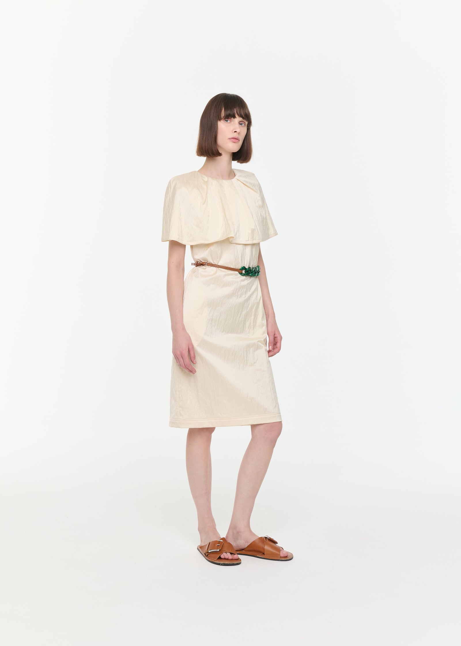 ケープ付きミディドレス