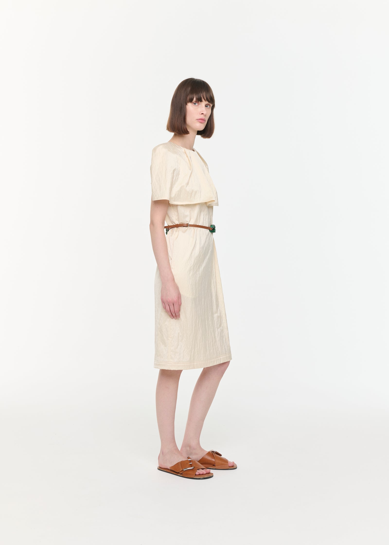 ケープ付きミディドレス