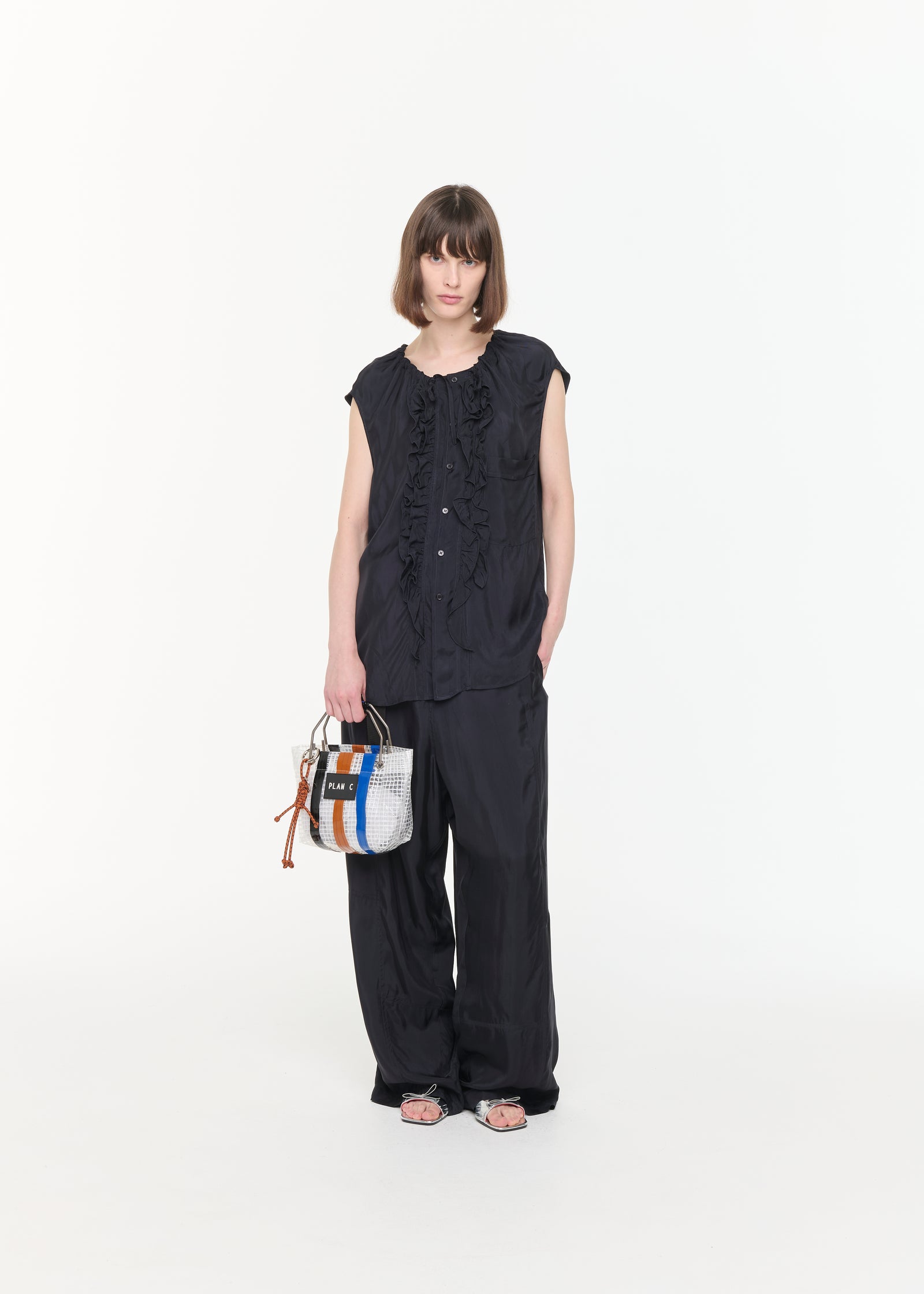 フリルノースリーブトップス