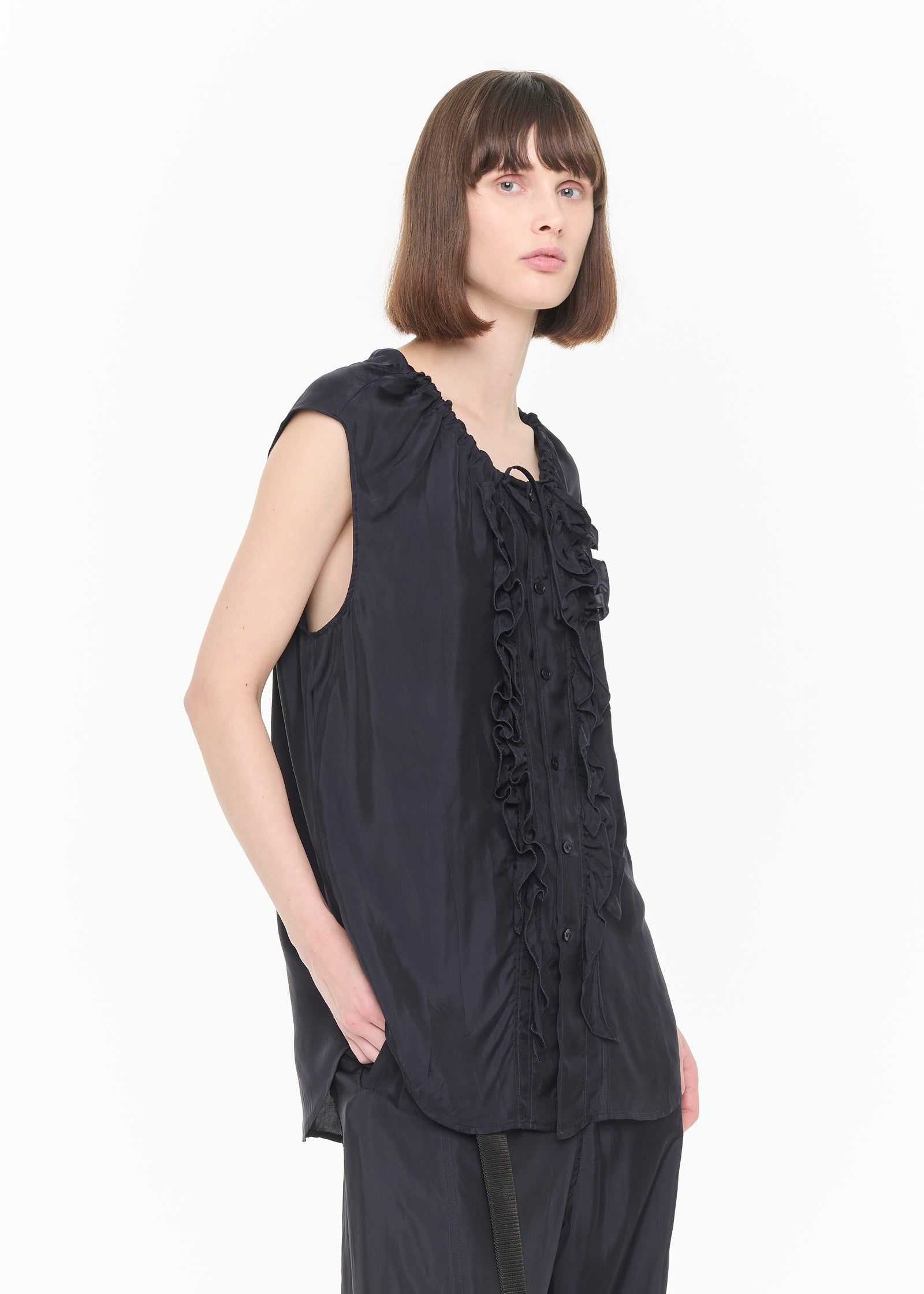 フリルノースリーブトップス