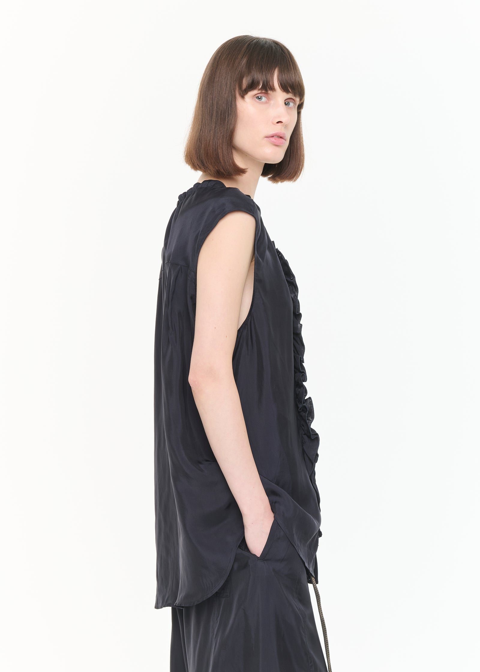 フリルノースリーブトップス