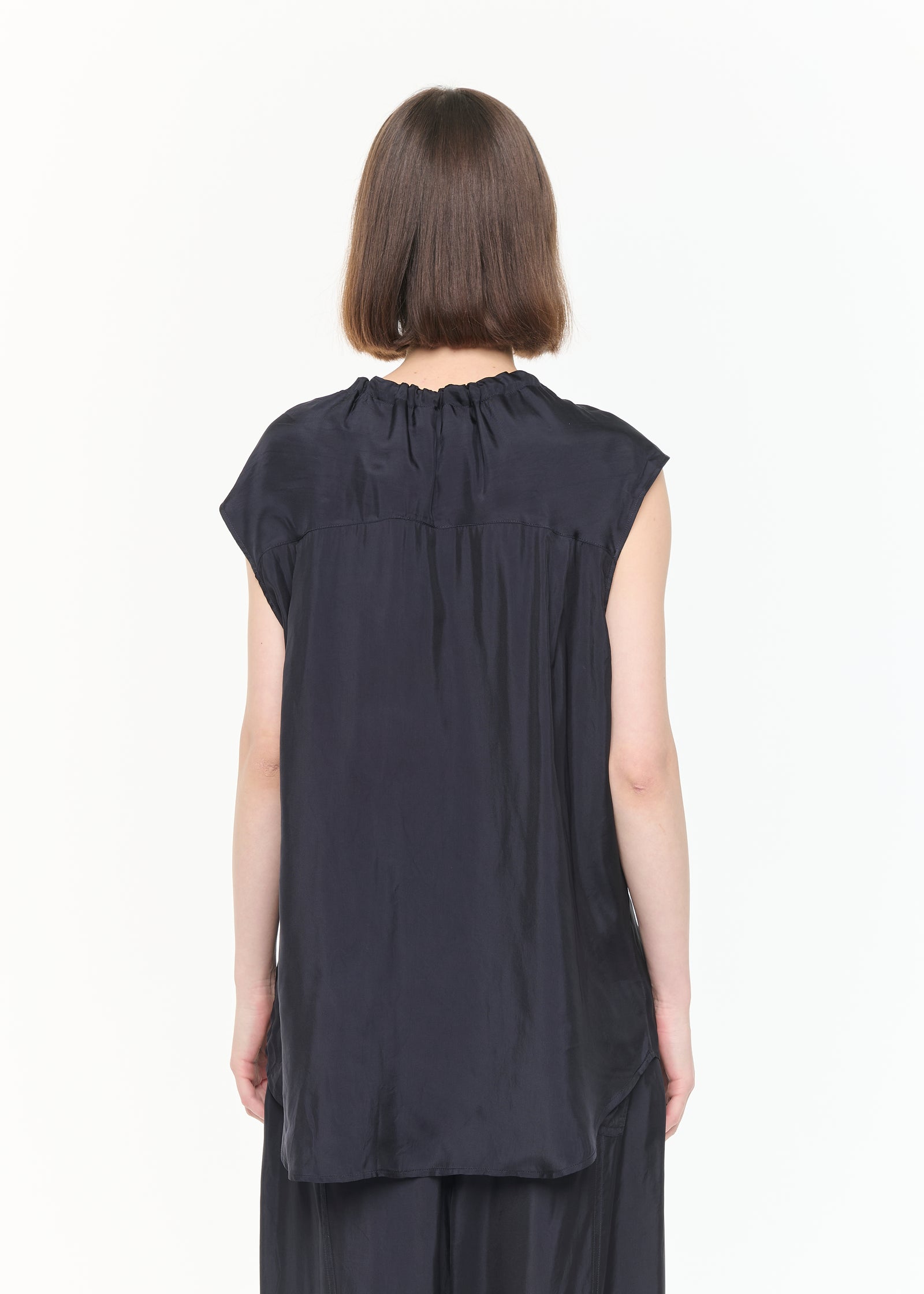 フリルノースリーブトップス