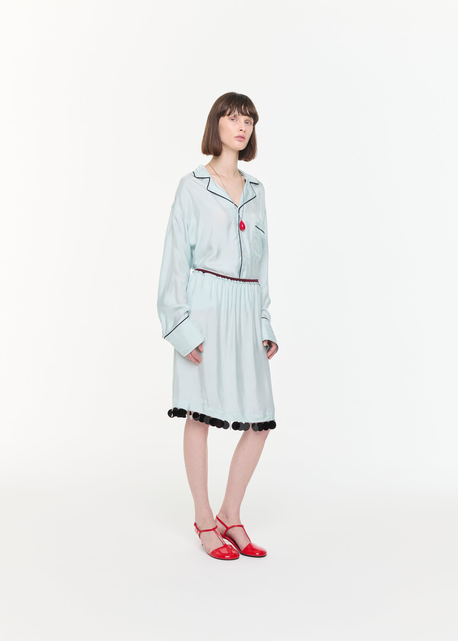 スパンコール裾のライトブルーミディスカート