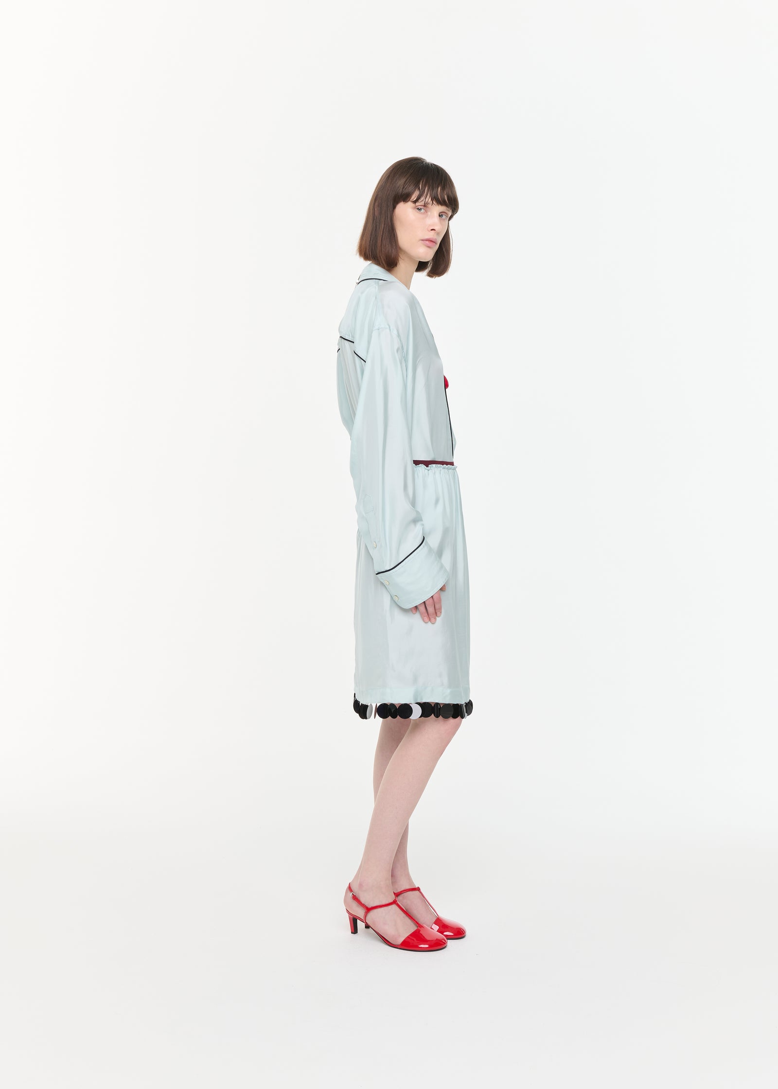 スパンコール裾のライトブルーミディスカート